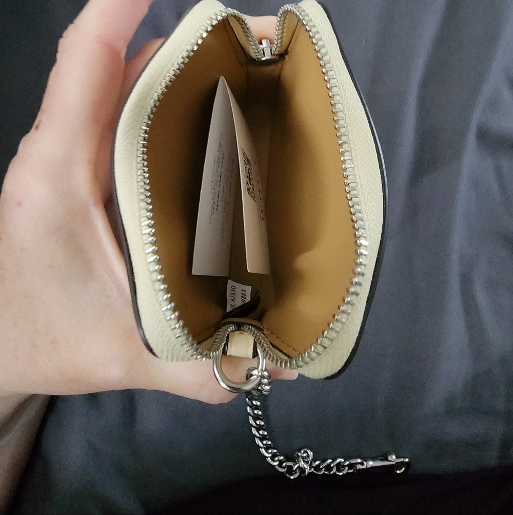 Coach Cream Wallet - Picture 3 of 6
